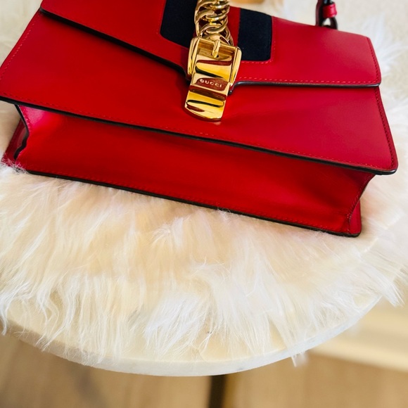 🔥NEGOTIABLE 🔥Gucci Red and Gold Shoulder Bag with Chain Detail - Picture 5 of 10